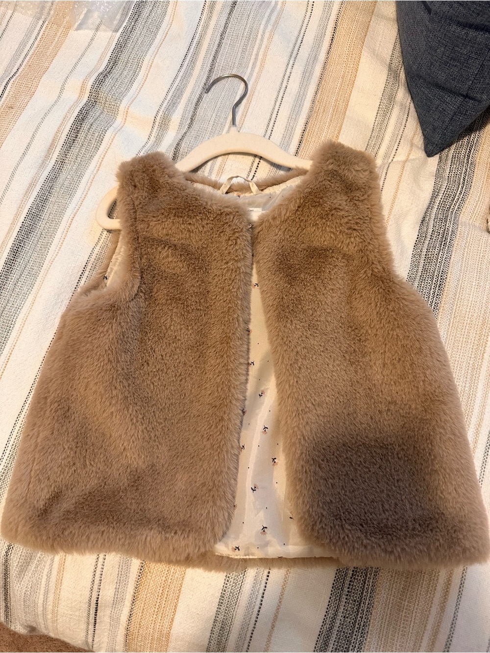 H&M girls faux fur vest